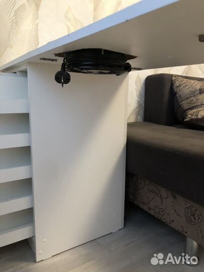 Маникюрный стол