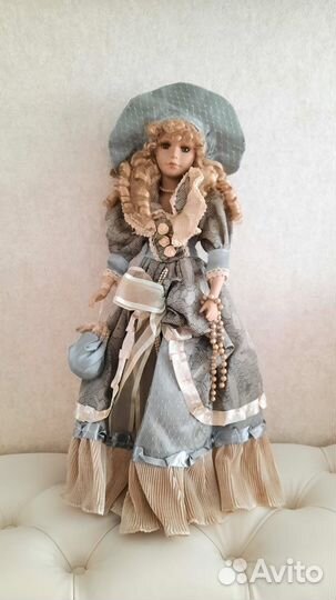 Кукла фарфоровая