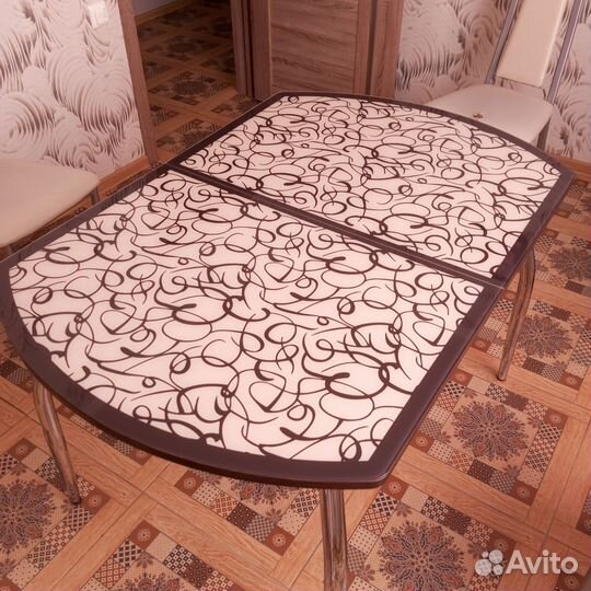 Кухонный стол и стулья