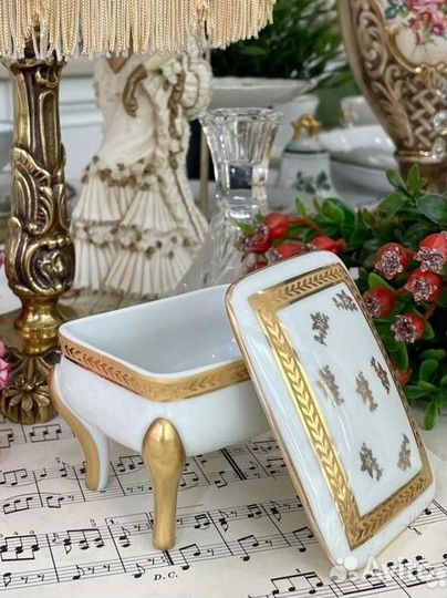 Старинная шкатулка на ножках Limoges