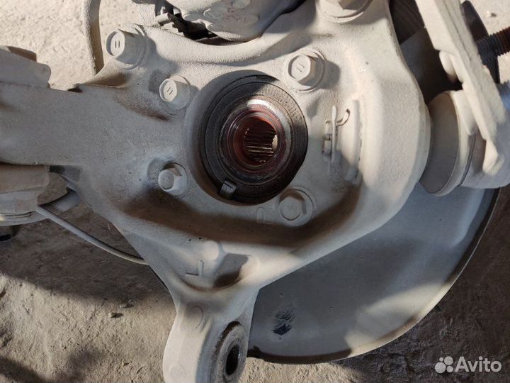 Кулак ступица диск передний левый Toyota Prius