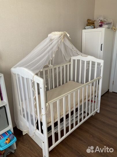 Детская кроватка с маятником,балдахином,матрасом