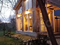 Панорамный домик в лесу снять