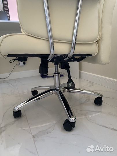 Офисное кожаное кресло