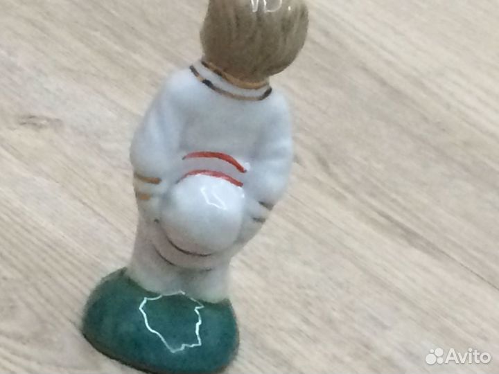 Фарфоровая статуэтка 