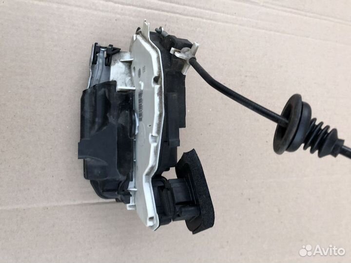 Замок задней левой двери Skoda Rapid