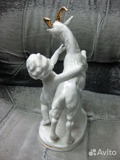 Статуэтка фарфоровая германия первая половина прош