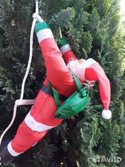 Дед Мороз на верёвочной лестнице