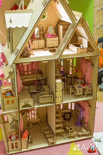 Деревянный кукольный дом