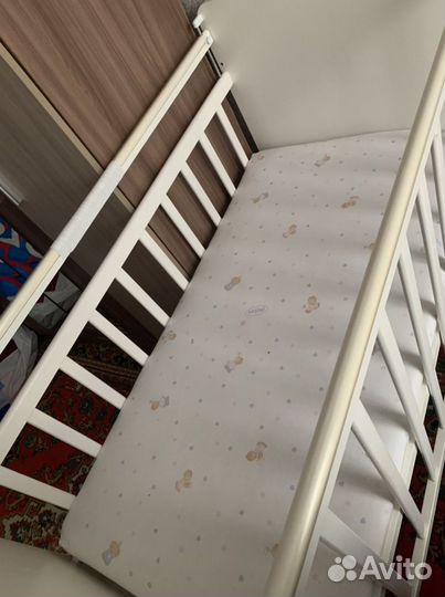 Детская кроватка с ящиком и матрасом