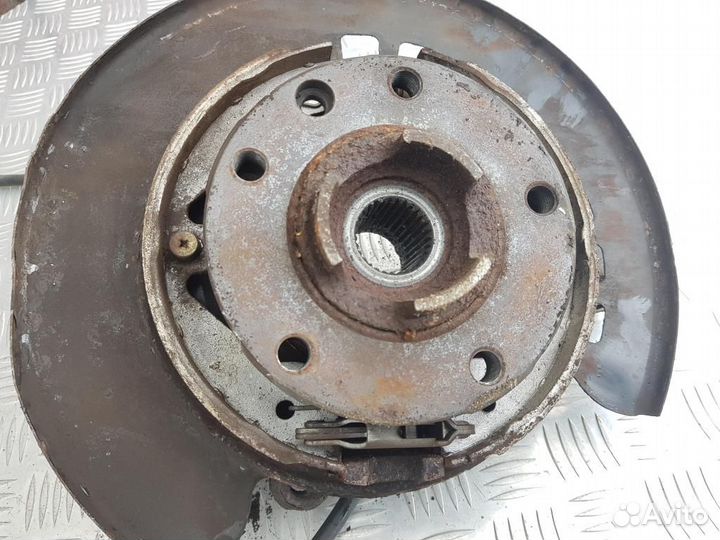 Кулак задний левый Volkswagen Touareg 7L0505435B