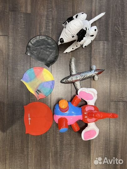 Детские шапочки для бассейна и надувные игрушки