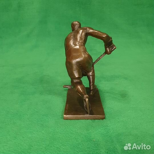 Статуэтка из бронзы Хоккеист классика