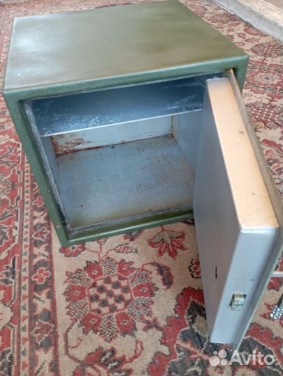 Сейф металлический