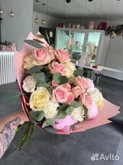 Букет из пионов и роз