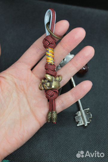 Брелок для ключей или сумки из паракорда 
