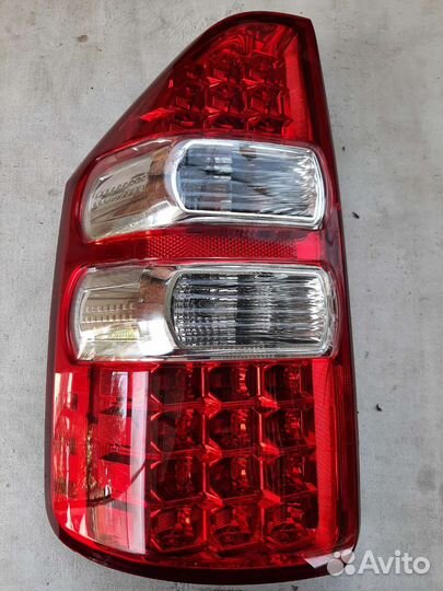 Фонарь задний левый Toyota Noah