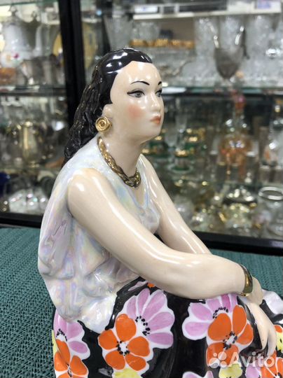 Фарфоровая статуэтка Цыганка Дулево