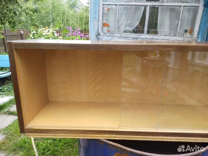 Книжная полка со стеклом