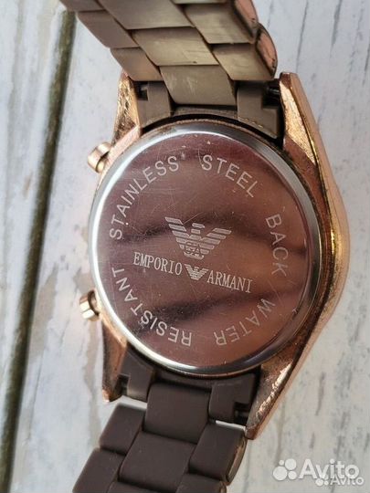 Часы Emporio Armani в удовлетворительном состоянии