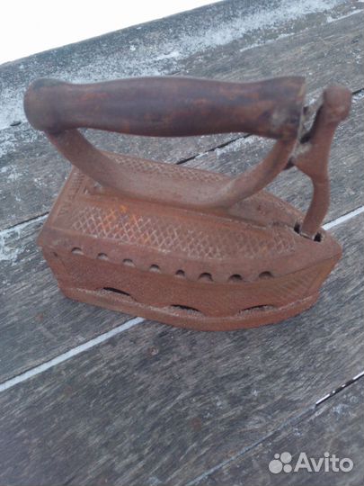 Старинный угольный утюг