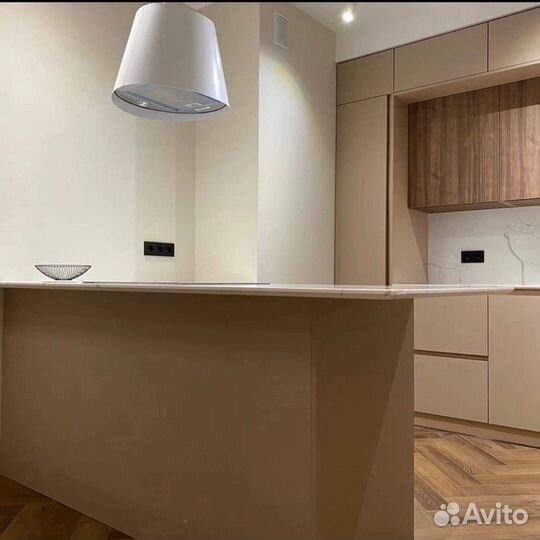 Маленькая прямая кухня до потолка с островом