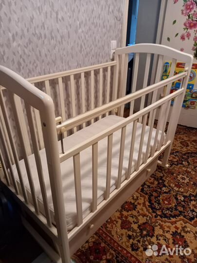 Детская кроватка с маятником