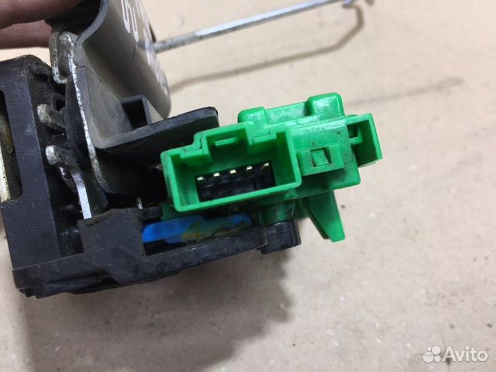 Замок двери передний правый Kia Rio 3 седан