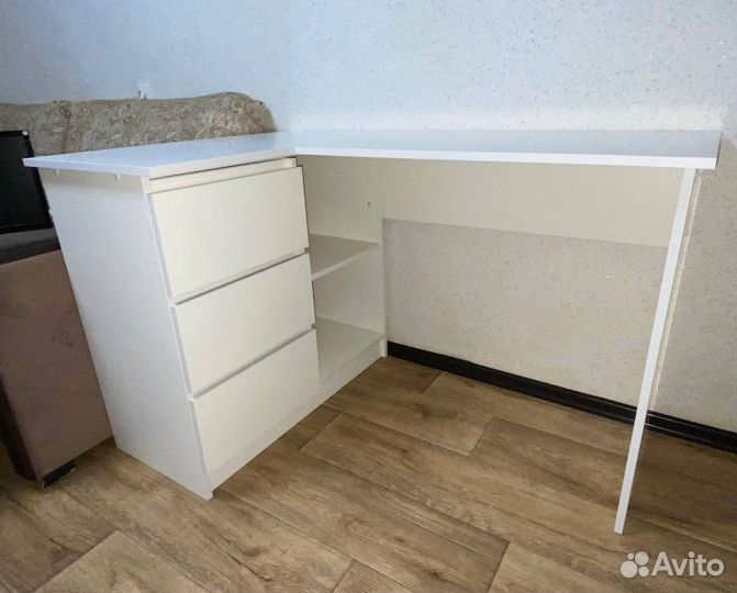 Стол угловой письменный в современном стиле