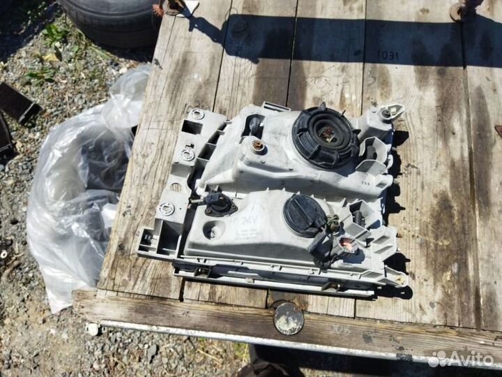 Фара передняя правая Nissan Elgrand AVE50 QD32ETI