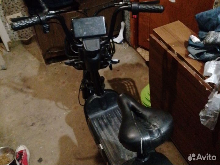 Электро велосипед похож на скутер