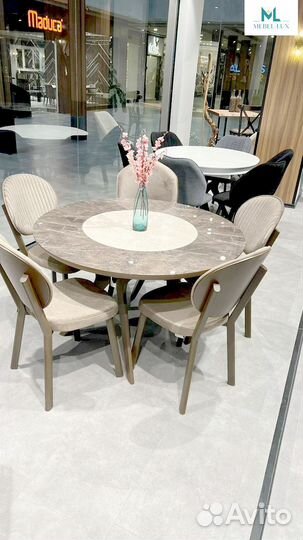 Круглый стол и стулья