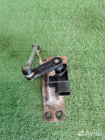 Датчик высоты подъема задний левый Hyundai Equus