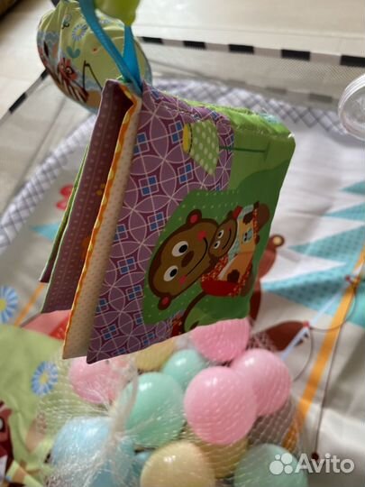 Развивающий коврик с игрушками