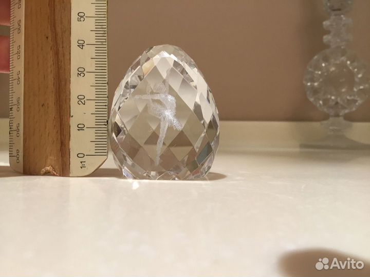 Хрустальное яйцо с фигурками внутри