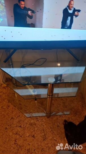Стеклянный столик под телевизор