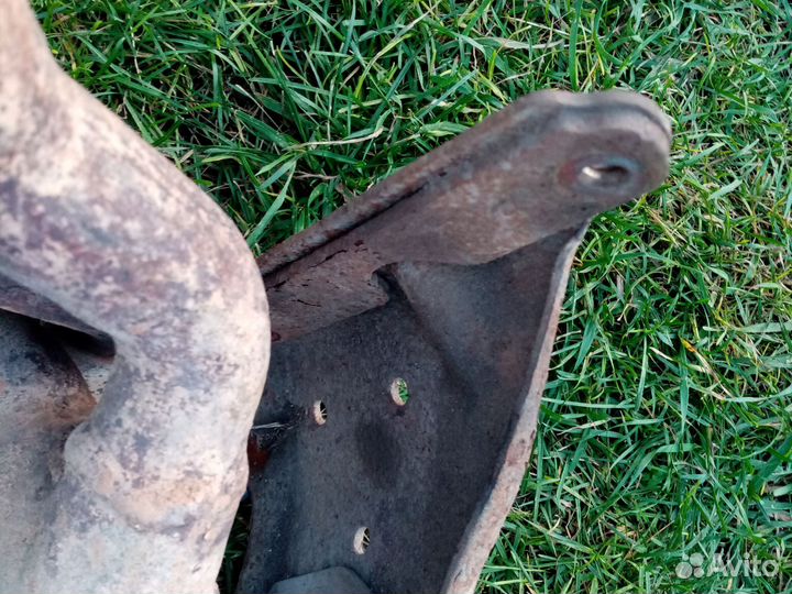 Кронштейн выходного коллектора форд фокус 2