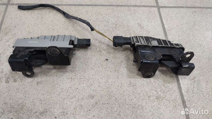 Замок капота левый правый mercedes w212