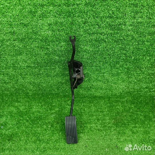 Педаль газа Hyundai Getz 2005 327001C000