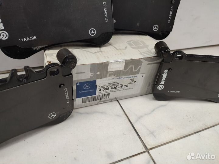 Передние тормозные колодки Mercedes W221