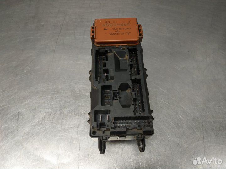 Блок предохранителей салона Mitsubishi Carisma DA1