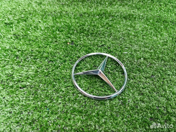 Эмблемa крышки багажника Mercedes-Benz Viano W639