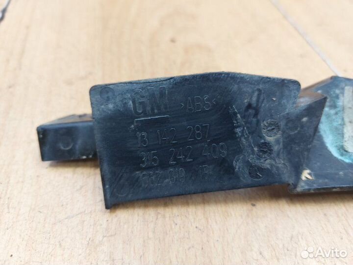 Накладка на крыло передняя правая Opel Zafira B