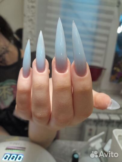 Модель наращивание ногтей и маникюра, коррекция