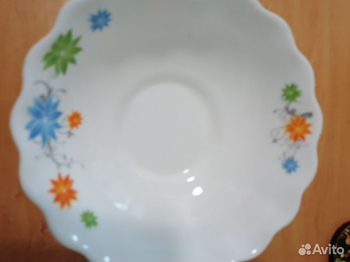 Тарелки и глубокие чашки