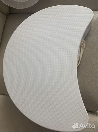 Подставка столик с мягкой подушкой