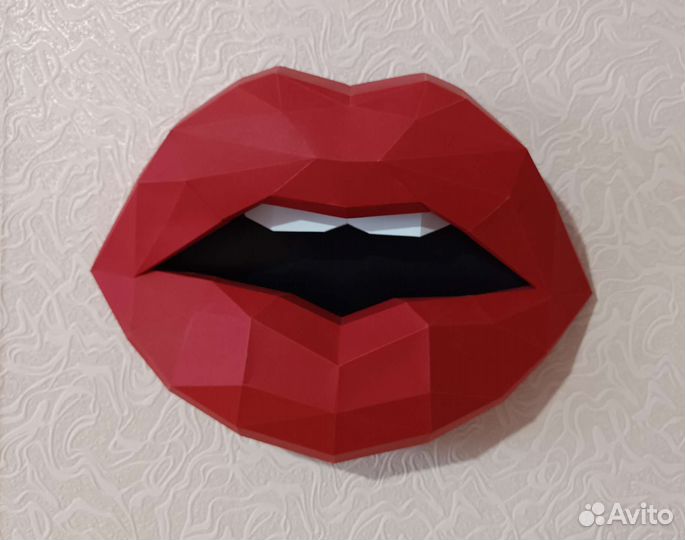 Полигональная фигура из дизайнерского картона Губы