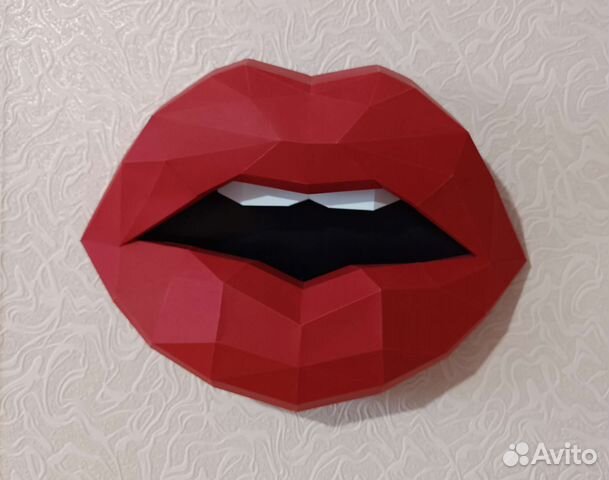 Полигональная фигура из дизайнерского картона Губы