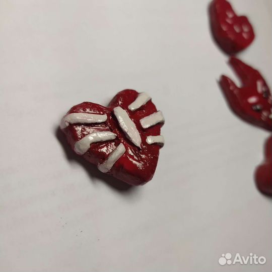 Значок из глины