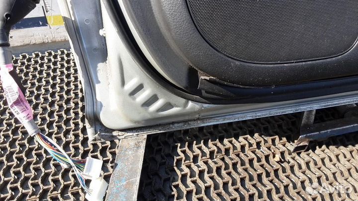 Дверь передняя правая Toyota Avensis